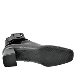 Linzi Calf